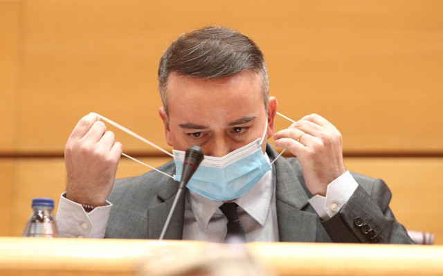 El director del Gabinete de la Presidencia del Gobierno, Iván Redondo, se quita la mascarilla a su llegada a la comparecencia en el Senado en Comisión Mixta de Seguridad Nacional, en Madrid (España), a 25 de junio de 2020.