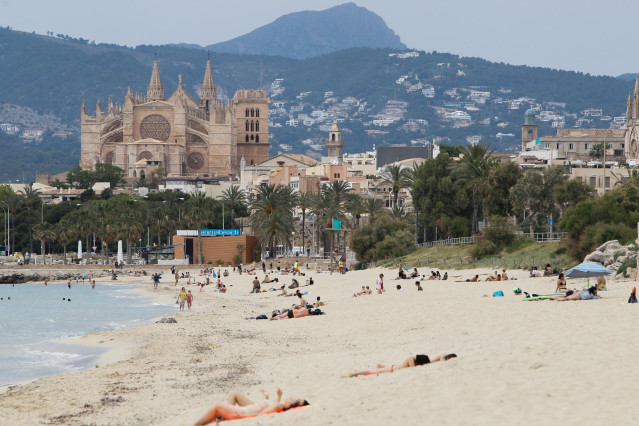 Bañistas en una playa de Palma durante el primer día de la Fase 2