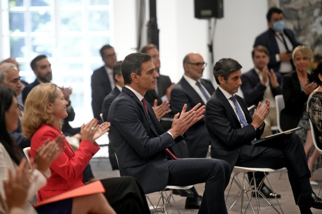 El presidente del Gobierno, Pedro Sánchez, la vicepresidenta y ministra de Asuntos Económicos y Transformación Digital, Nadia Calviño, y el presidente de Telefónica, José María Alvarez-Pallete, en la presentación de la agenda 'España Digital 2025’