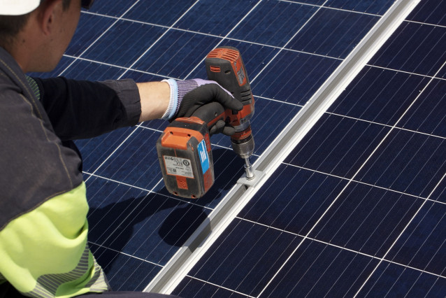 Un técnico fija los soportes de una instalación fotovoltaica de autoconsumo de EDP