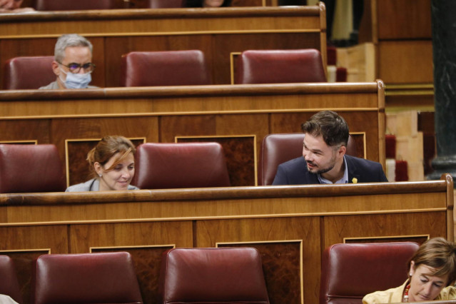 Los diputados de ERC, Carolina Telechea y Gabriel Rufián hablan durante  durante una sesión plenaria en el Congreso de los Diputados