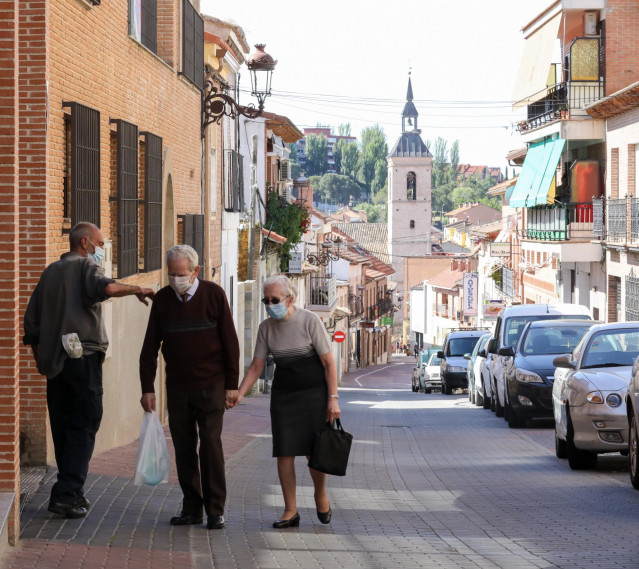 Una pareja anda por la calle de un pueblo