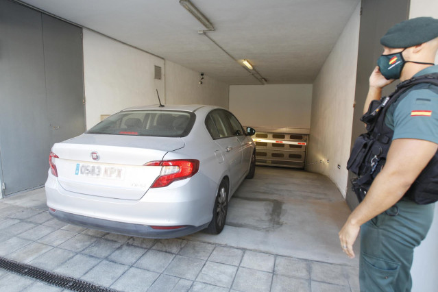 Un agente de la Guardia Civil vigila la llegada en coche del presidente de la Autoritat Portuària de Baleares (APB), Joan Gual de Torrella, a la sede de la APB en Palma