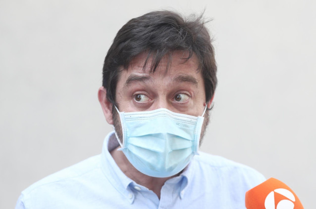 El portavoz de Podemos Rafael Mayoral durante su rueda de prensa en la que ha ofrecido declaraciones a los medios tras la reunión de la Ejecutiva en la sede del partido, en Madrid (España), a 24 de julio de 2020.
