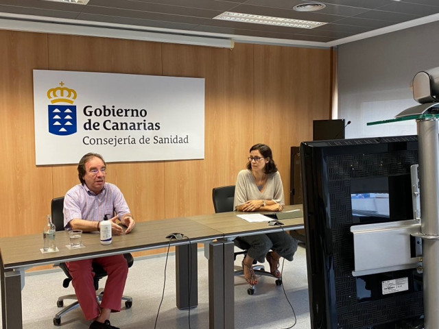 El jefe de sección de Epidemiología y Prevención del Servicio Canario de Salud (SCS), Amós García, y la especialista en Medicina Preventiva del SCS Eva Álvarez