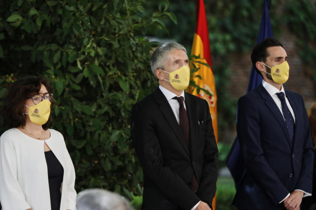 Fernando Grande-Marlaska, y Rafael Pérez Ruiz, en el Palacio de Zurbano, durante el minuto de silencio en el acto de recuerdo y reconocimiento al trabajo del personal dependiente del Ministerio del Interior durante el estado de alarma, en Madrid.