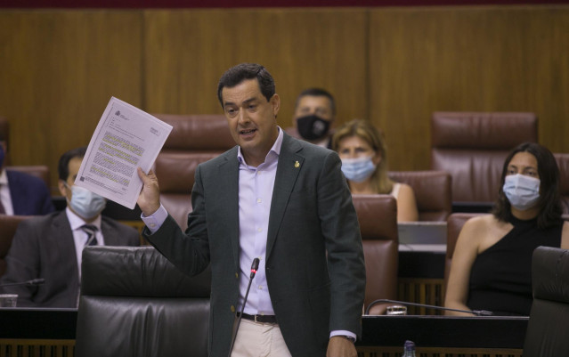 El presidente de la Junta de Andalucía, Juanma Moreno, en el Parlamento andaluz. En Sevilla (Andalucía, España)