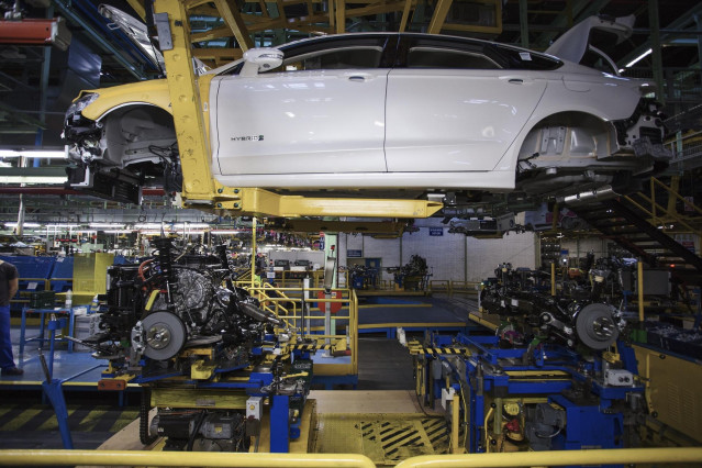 Producción del Ford Mondeo híbrido en Almussafes (Valencia).