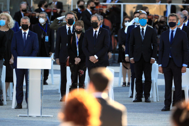 El lehendakari, Íñigo Urkullu (i), el president de la Generalitat, Quim Torra (c) y el presidente de la Xunta, Alberto Núñez Feijóo (d) asisten al homenaje de Estado a las víctimas de la pandemia de coronavirus.