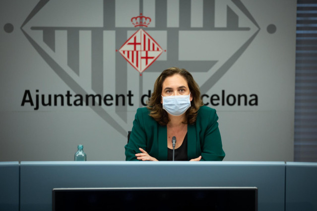 La alcaldesa Ada Colau (c) ofrece una rueda de prensa para informar sobre la situación del coronavirus en Barcelona, en el Ayuntamiento de la capital, Cataluña (España), a 13 de julio de 2020.