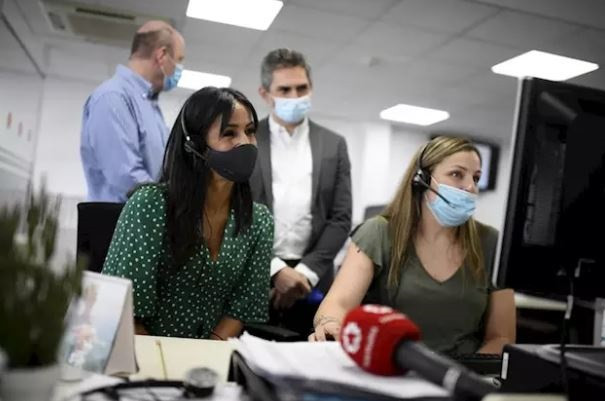 La vicealcaldesa de Madrid, Begoña Villacís (d), y el delegado del Área de Familias, Igualdad y Bienestar Social, Pepe Aniorte (detrás a la derecha), visitan un centro de atención telefónica del Servicio de Teleasistencia Domiciliaria Atenzia.