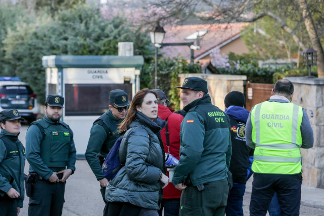 Agentes de la Guardia Civil durante un escrache de la Asociación Jusapol frente a la casa del vicepresidente segundo y ministro de Derechos Sociales y Agenda 2030, Pablo Iglesias, y la ministra de Igualdad, Irene Montero