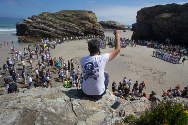Los trabajadores de Alcoa toman, junto a sus familias, la emblemática playa de As Catedrais, en Ribadeo, Lugo (Galicia), a 26 de julio de 2020. La concentración tiene lugar para pedir a la multinacional norteamericana Alcoa buscar una solución para evitar