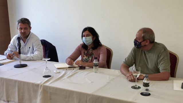 El vicesecretario de Participación del PP, Jaime de Olano, y la presidenta del PP de Lugo, Elena Candia, en un encuentro con interventores, apoderados y la agrupación local de Viveiro.