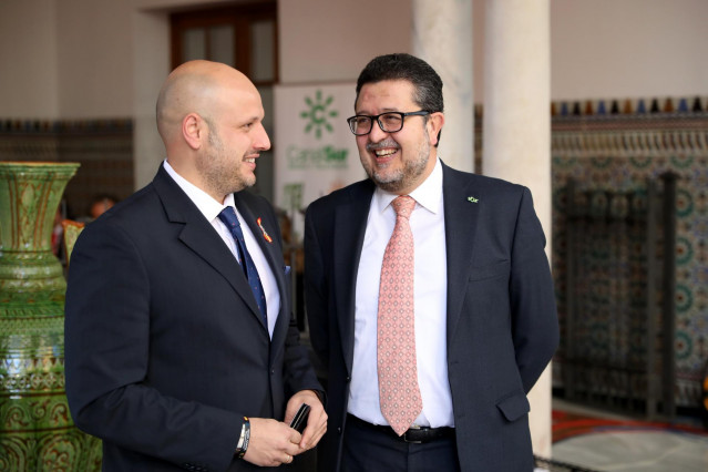 El secretario del grupo parlamentario Vox, Rodrigo Alonso, conversa con Francisco Serrano en una imagen de archivo.