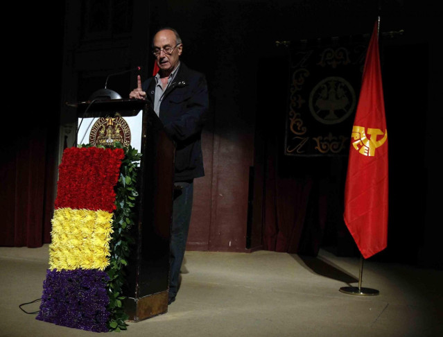 Frutos, ex secretario general del PCE, en un acto de la República