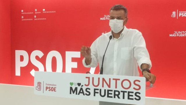 El portavoz del PSOE de Extremadura, Juan Antonio González, en rueda de prensa en Mërida