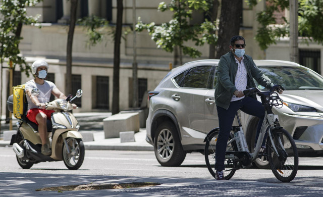 Imagen de una moto circulando por Madrid.