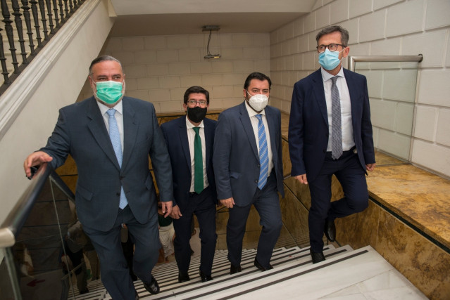 El vicepresidente de la Junta y consejero de Turismo, Regeneración, Justicia y Administración Local, Juan Marín, ha firmado este lunes en Granada con responsables de las ocho diputaciones provinciales el convenio para la financiación del PFEA