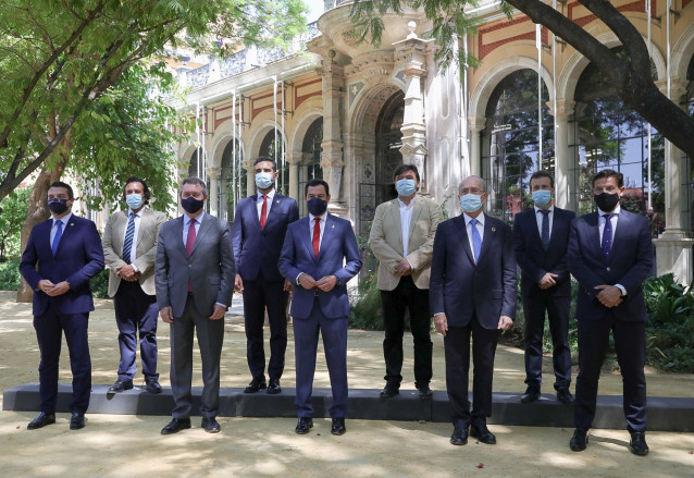 Reunión del presidente de la Junta de Andalucía, Juanma Moreno, con los alcaldes de las ocho capitales de provincia, este lunes en Sevilla