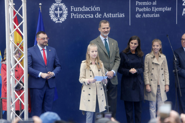 El presidente de Asturias, Adrián Barbón, la princesa Leonor (leyendo su discurso), el rey Felipe VI, la reina Letizia y la infanta Leonor, durante el acto de entrega del Premio al Pueblo Ejemplar de Asturias 2019, en Asiego (Asturias/España)