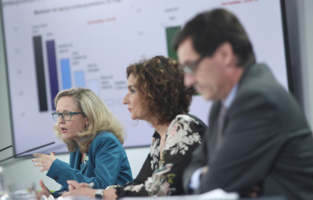 (I-D)  La vicepresidenta de Asuntos Económicos y Transformación Digital, Nadia Calviño; la ministra portavoz y de Hacienda, María Jesús Montero; y el ministro de Sanidad, Salvador Illa, comparecen en rueda de prensa.