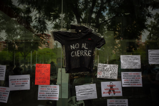 Trabajadores de Nissan cuelgan carteles como signo de protesta en el corte que han realizado en la Gran Vía de L’Hospital (Barcelona) ), a 29 de mayo de 2020.