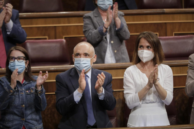 La portavoz del Grupo Socialista en el Congreso de los Diputados, Adriana Lastra; y el ecretario general del Grupo Socialista en el Congreso Rafael Simancas, aplauden en el hemiciclo.
