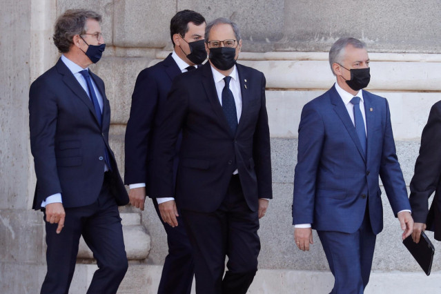 el presidente de la Junta de Andalucía, Juan Manuel Moreno y el presidente de la Junta de Galicia, Alberto Núñez Feijóo(de dcha a izda) a su llegada al Patio de la Armería del Palacio Real.