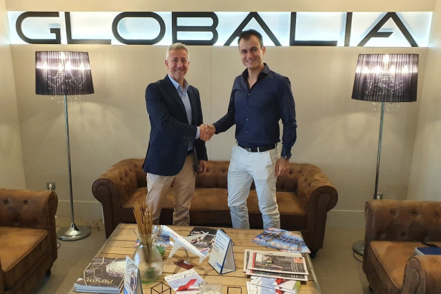 Halcon/Ecuador Activities incorpora a su oferta el producto de Civitatis. Carlos de Lucas y Alberto Gutiérrez sellan el acuerdo.