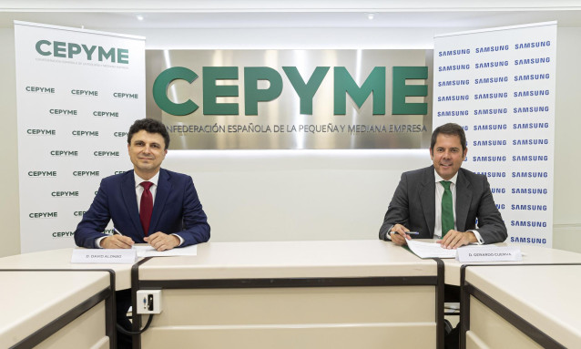 El director de Negocios de Empresa para Samsung España, David Alonso, y el presidente de Cepyme, Gerardo Cuerva, en la firma de un acuerdo