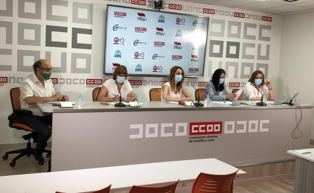 De izquierda a derecha: Jesús González (UGT), Christina Fulconis (Stecyl), Isabel Madruga (CSIF), Pilar Gredilla (ANPE) y Elena Calderón (CCOO).