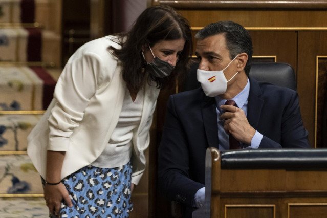 El presidente del Gobierno, Pedro Sánchez, habla con la portavoz del PSOE en el Congreso, Adriana Lastra, antes del inicio de una sesión plenaria en el Congreso, en Madrid (España), a 29 de julio de 2020.