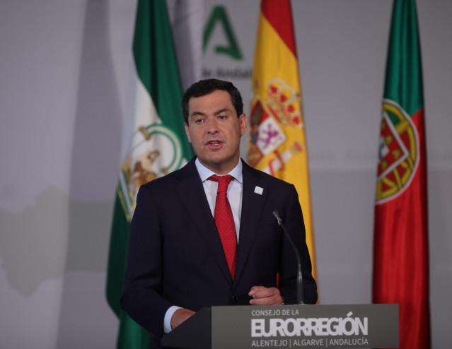 El presidente de la Junta de Andalucía, Juanma Moreno, este miércoles en Sevilla con motivo de la reunión del Consejo de la Eurorregión Alentejo-Algarve- Andalucía