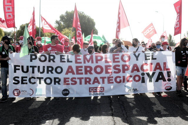 Decenas de personas sostienen una pancarta como signo de protesta durante una manifestación de los empleados de Airbus en Getafe, Madrid (España), a 23 de julio de 2020.