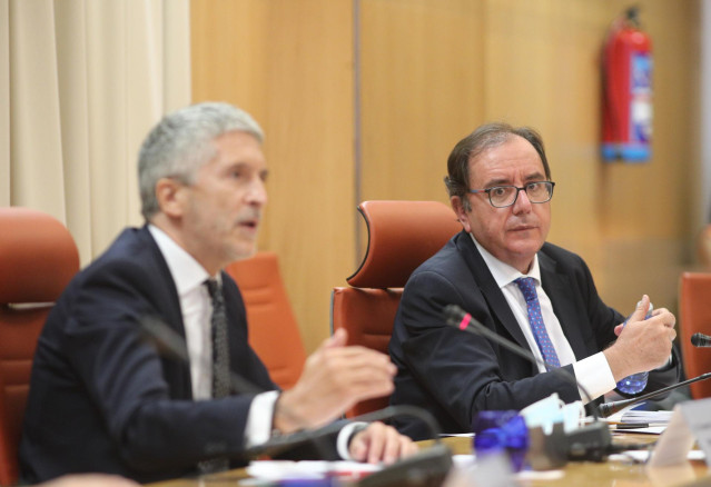 El ministro del Interior, Fernando Grande-Marlaska (i), durante un acto junto al secretario general de Prisiones, Ángel Luis Ortiz