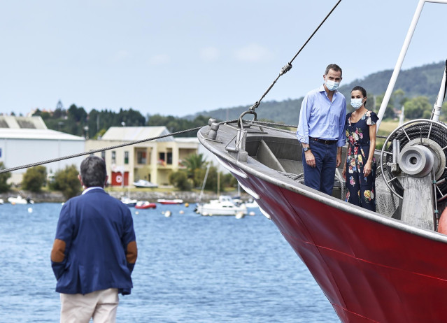 Los Reyes de España Don Felipe y Doña Letizia, junto con el presidente de Cantabria, Miguel Ángel Revilla, en el puerto de Santoña