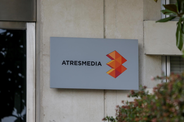 Letras y logo de Atresmedia en la entrada al edificio de la sede del grupo de comunicación Atresmedia en San Sebastián de los Reyes, en Madrid (España) a 10 de febrero de 2020.