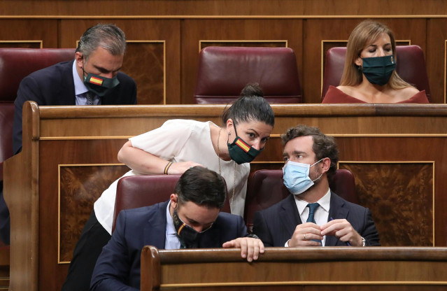El presidente de Vox, Santiago Abascal, junto a Iván Espinosa de los Monteros y Macarena Olona en el Congreso
