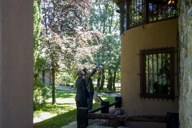 Un comercial de la Inmobiliaria Gilmar en la localidad madrileña de Boadilla del Monte (Glorieta Virgen María, 7,) muestra a un cliente un chalet disponible en Navacerrada..