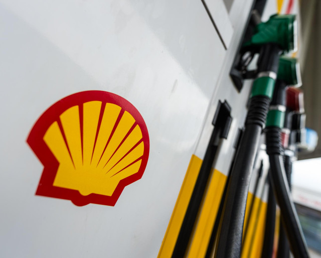 FILED - 11 July 2017, Hamburg: The Royal Dutch Shell PLC logo is seen on a petrol pump. Shell expects its assets to drop by USD 22 billion in Q2 of the current fiscal year. Photo: Christophe Gateau/dpa
