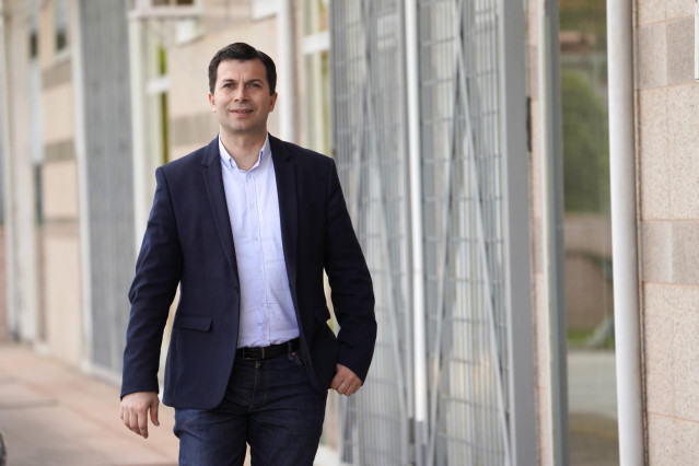 El secretario general del PSdeG-PSOE, Gonzalo Caballero, posa tras una entrevista para Europa Press en la sede del partido de Santiago de Compostela, A Coruña, Galicia (España), a 18 de junio de 2020.