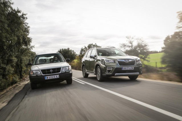 Imagen de dos vehículos de Subaru.
