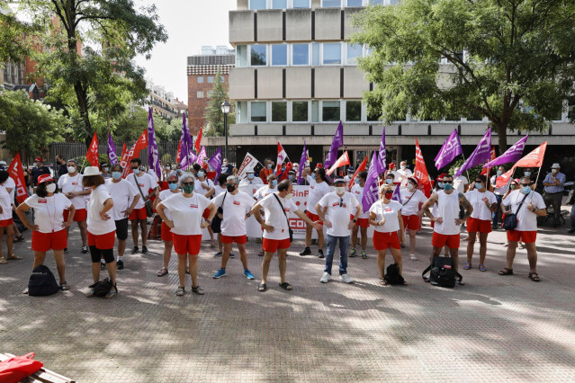 Manifestantes durante la concentración convocada por CCOO ante la Dirección General de la Función Pública