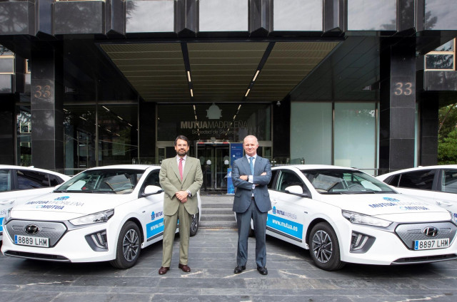 Los directores generales de Mutua Madrileña, Javier Mira, y de Hyundai España, Leopoldo Satrústegui
