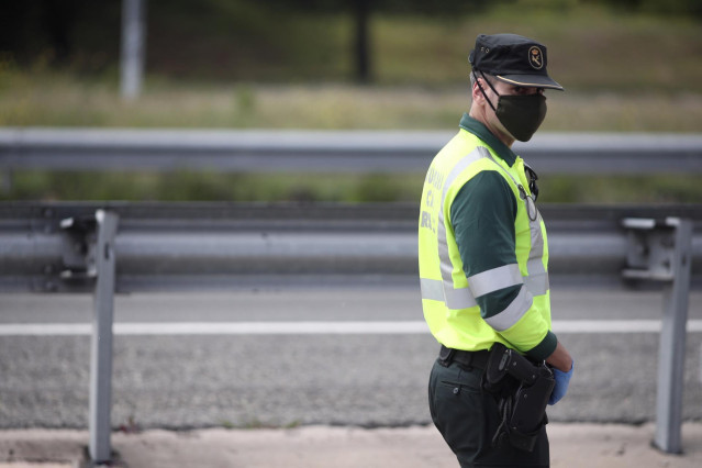 Un agente de la Guardia Civil patrulla durante la crisis del Covid-19