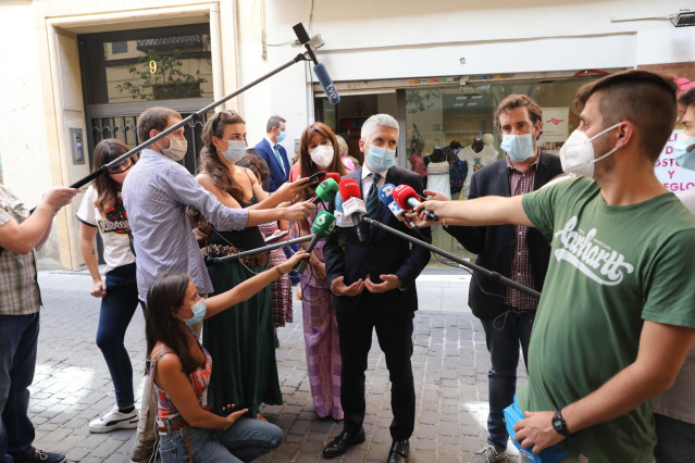 El ministro del Interior, Fernando Grande-Marlaska, atiende a los medios en un centro para la reinserción de mujeres víctimas de trata de seres humanos