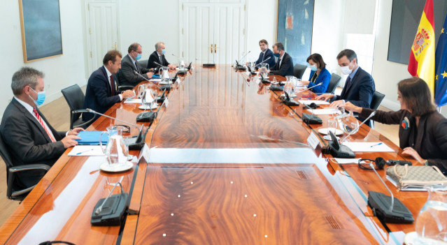 El presidente del Gobierno, Pedro Sánchez, ha recibido este jueves al consejero delegado de Airbus, Guillaume Faury, en una reunión de trabajo en la que han analizado el impacto sin precedentes de la pandemia del Covid-19.