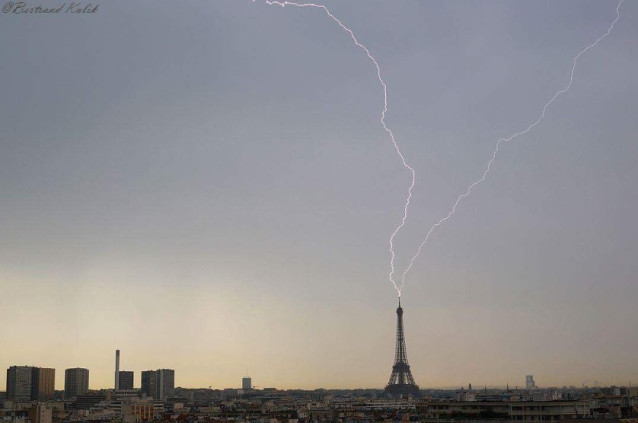 Un rayo cae sobre la Torre Eiffel