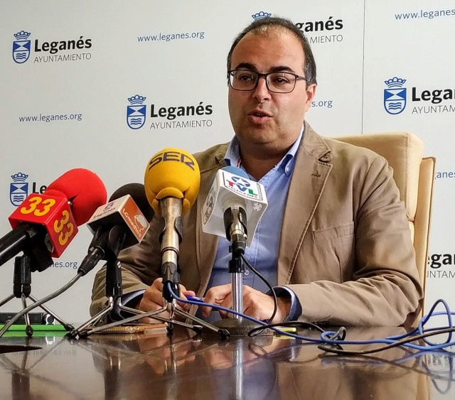 Imagen de archivo del alcalde de Leganés, Santiago Llorente, en rueda de prensa en el Ayuntamiento.
